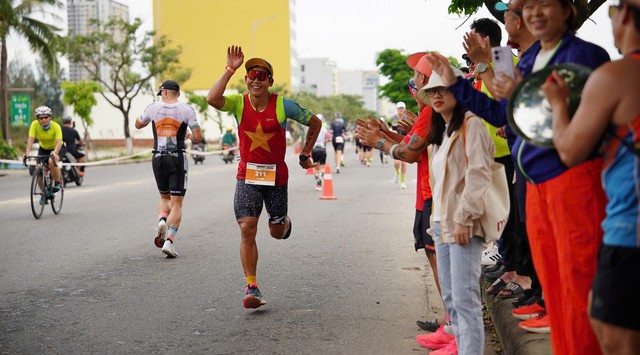2 nữ vận động viên Việt làm nên kỳ tích tại IRONMAN 70.3 Đà Nẵng 2025- Ảnh 13. 2 nữ vận động viên Việt làm nên kỳ tích tại IRONMAN 70.3 Đà Nẵng 2025- Ảnh 13.