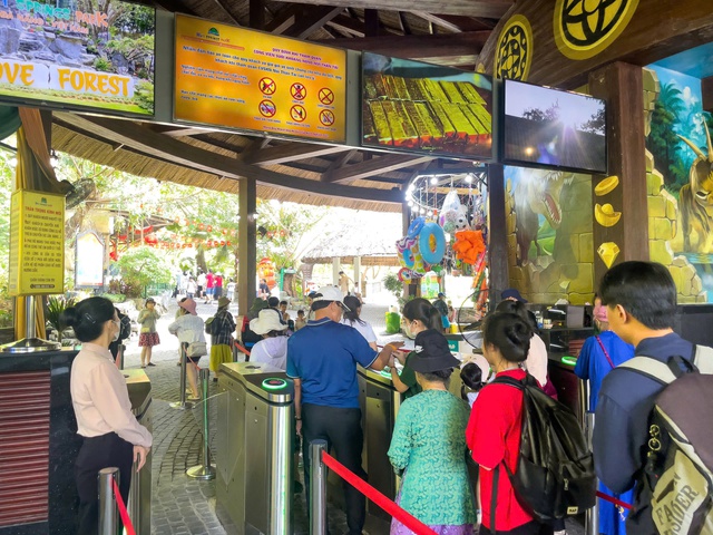 Cùng với không gian biển, các khu vui chơi và điểm lưu trú cũng ghi nhận lượng khách tăng cao. Nhiều nơi kín phòng trong ngày đầu lễ. Cùng với không gian biển, các khu vui chơi và điểm lưu trú cũng ghi nhận lượng khách tăng cao. Nhiều nơi kín phòng trong ngày đầu lễ.