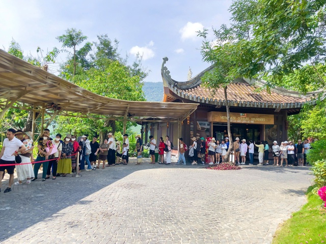 Tại Công viên suối khoáng nóng Núi Thần Tài, khoảng 5.000 lượt khách đến tắm khoáng và lưu trú trong ngày 30/4, công suất phòng đạt 100%. Số lượng khách cũng tăng nhanh trong ngày 1/5. Tại Công viên suối khoáng nóng Núi Thần Tài, khoảng 5.000 lượt khách đến tắm khoáng và lưu trú trong ngày 30/4, công suất phòng đạt 100%. Số lượng khách cũng tăng nhanh trong ngày 1/5.
