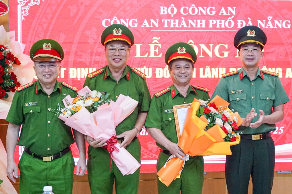 Hai Phó Giám đốc Công an thành phố Đà Nẵng nghỉ hưu từ 1/6 - 1 Hai Phó Giám đốc Công an thành phố Đà Nẵng nghỉ hưu từ 1/6 - 1