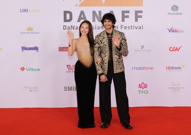 Khả Ngân và nam tài tử Bollywood Shantanu Maheshwari phim Love in Vietnam tay trong tay trên thảm đỏ. Khả Ngân và nam tài tử Bollywood Shantanu Maheshwari phim Love in Vietnam tay trong tay trên thảm đỏ.