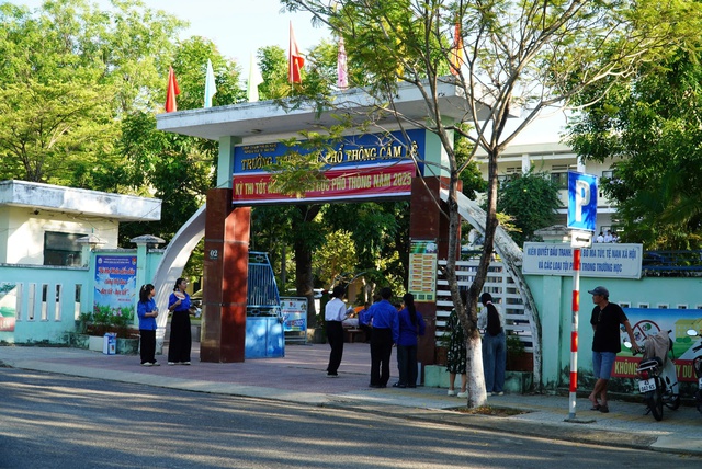 Mùa thi tốt nghiệp THPT 2025 dưới cái nắng như đổ lửa ở Đà Nẵng - Ảnh 1. Mùa thi tốt nghiệp THPT 2025 dưới cái nắng như đổ lửa ở Đà Nẵng - Ảnh 1.