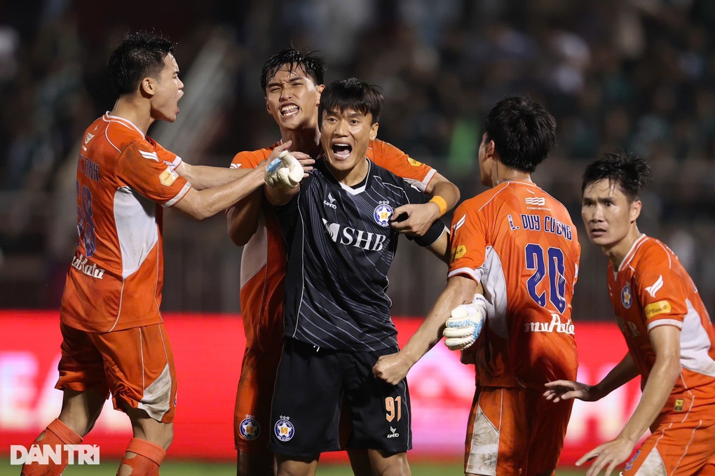 Bùi Tiến Dũng chơi trận hay nhất sự nghiệp giúp SHB Đà Nẵng trụ hạng - 2 Bùi Tiến Dũng chơi trận hay nhất sự nghiệp giúp SHB Đà Nẵng trụ hạng - 2