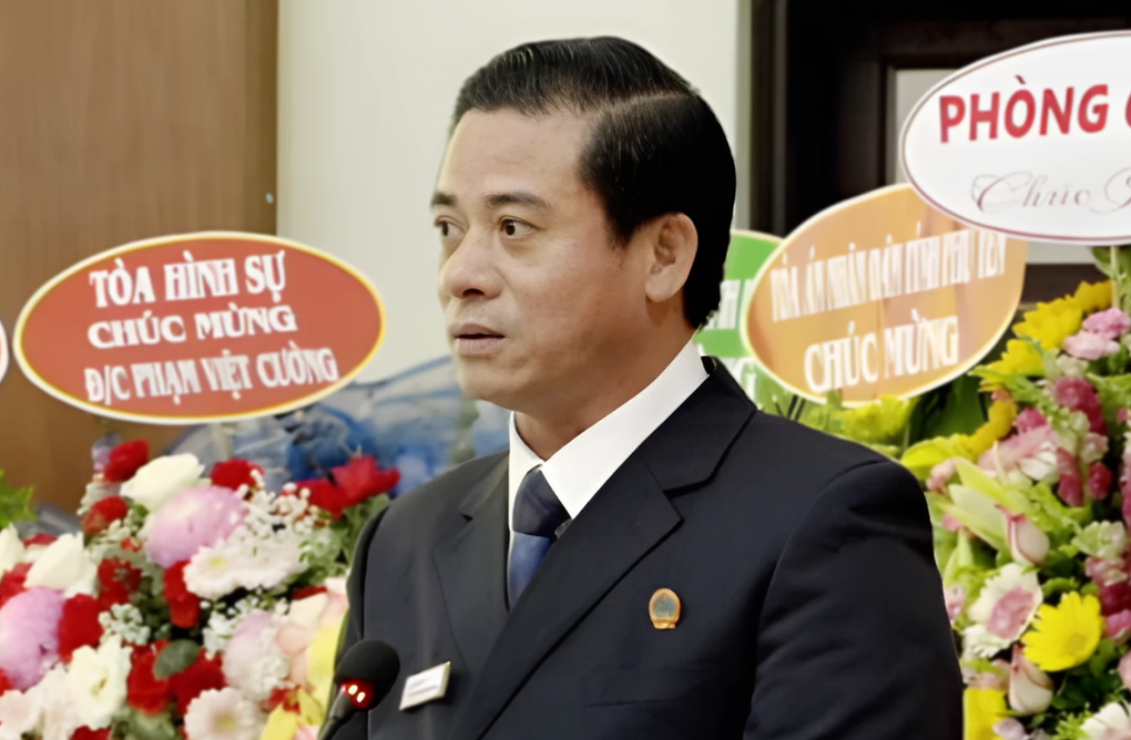 Cựu Phó Chánh án TAND Cấp cao tại Đà Nẵng bị thu giữ 3 điện thoại Vertu - 1 Cựu Phó Chánh án TAND Cấp cao tại Đà Nẵng bị thu giữ 3 điện thoại Vertu - 1