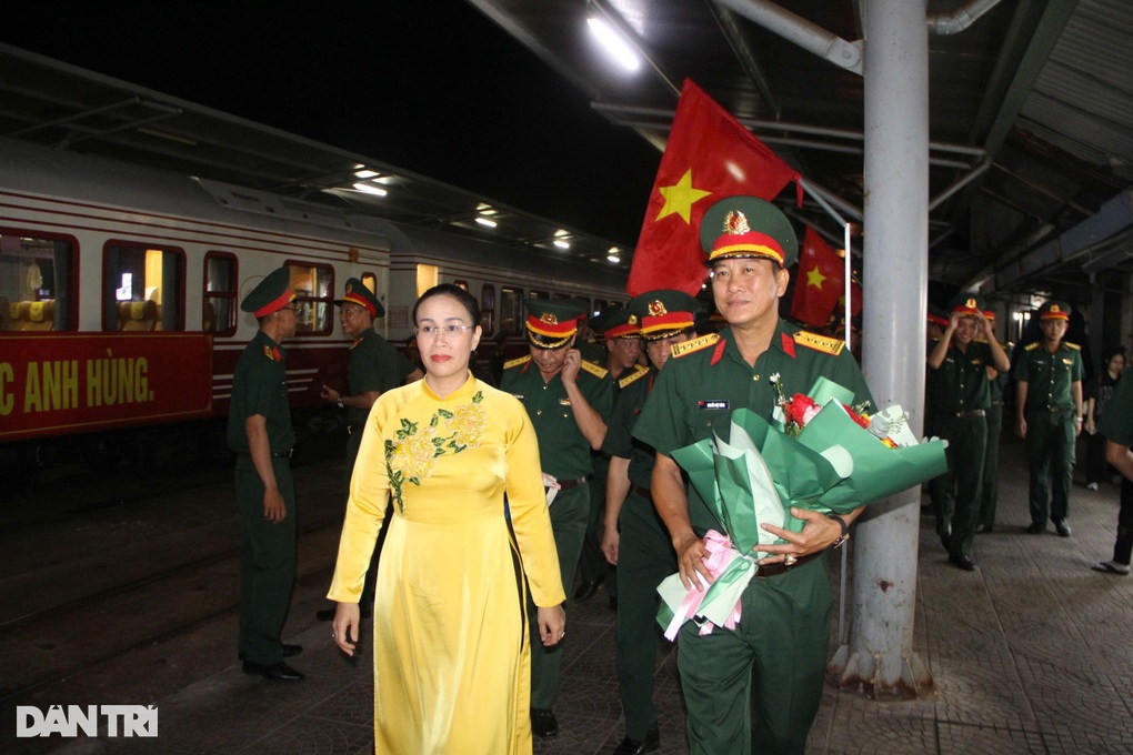 Đoàn tàu đặc biệt ra Hà Nội được chào đón trong đêm tại Đà Nẵng - 2 Đoàn tàu đặc biệt ra Hà Nội được chào đón trong đêm tại Đà Nẵng - 2