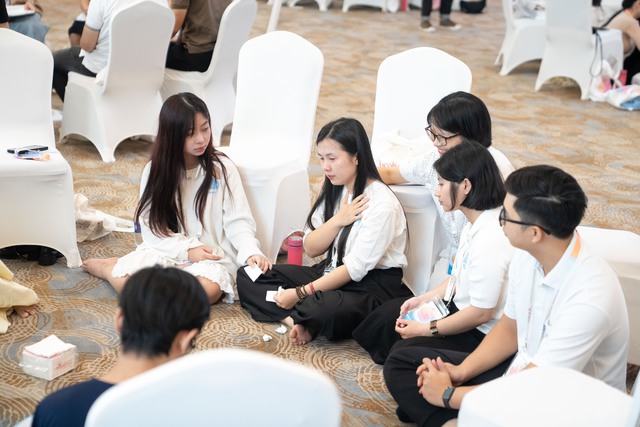 Những giọt nước mắt khi được nói ra những câu chuyện sâu kín trong lòng. Những giọt nước mắt khi được nói ra những câu chuyện sâu kín trong lòng.