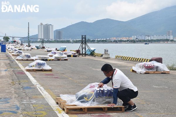 Các đội tham gia DIFF 2025 sẽ sớm đến Đà Nẵng chuẩn bị các màn trình diễn sôi động, mãn nhãn. TRONG ẢNH: Một đội pháo hoa kiểm tra pháo để trình diễn trong DIFF 2024. Ảnh: HẢI NAM