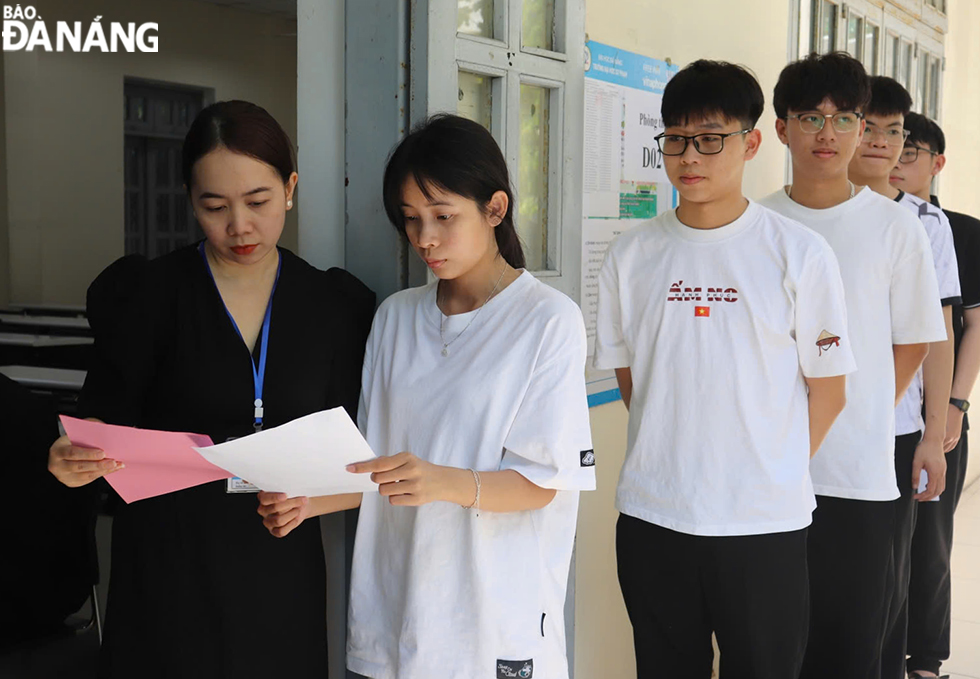 Các thí sinh chuẩn bị vào phòng thi. Ảnh: NHẬT HẠ.
