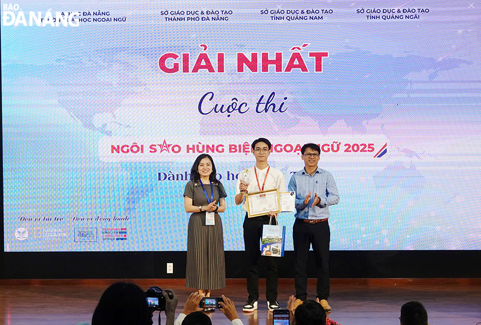 Ban tổ chức trao giải cho thí sinh Nguyễn Tiến Trường, Trường THPT Huỳnh Ngọc Huệ (Quảng Nam) được giải Nhất bảng tiếng Anh (Bảng A). Ảnh: THU HÀ