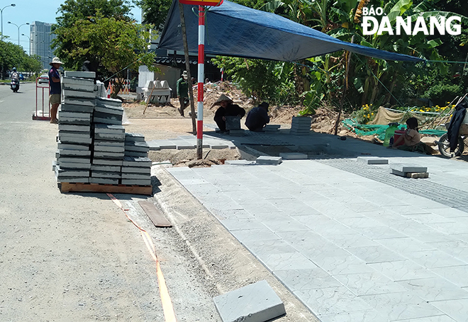 Các giải pháp và vật liệu xây dựng xanh cần được khuyến khích áp dụng rộng rãi. TRONG ẢNH: Gạch thấm nước được sử dụng lát vỉa hè tại một tuyến đường ở quận Sơn Trà. Ảnh: HOÀNG HIỆP