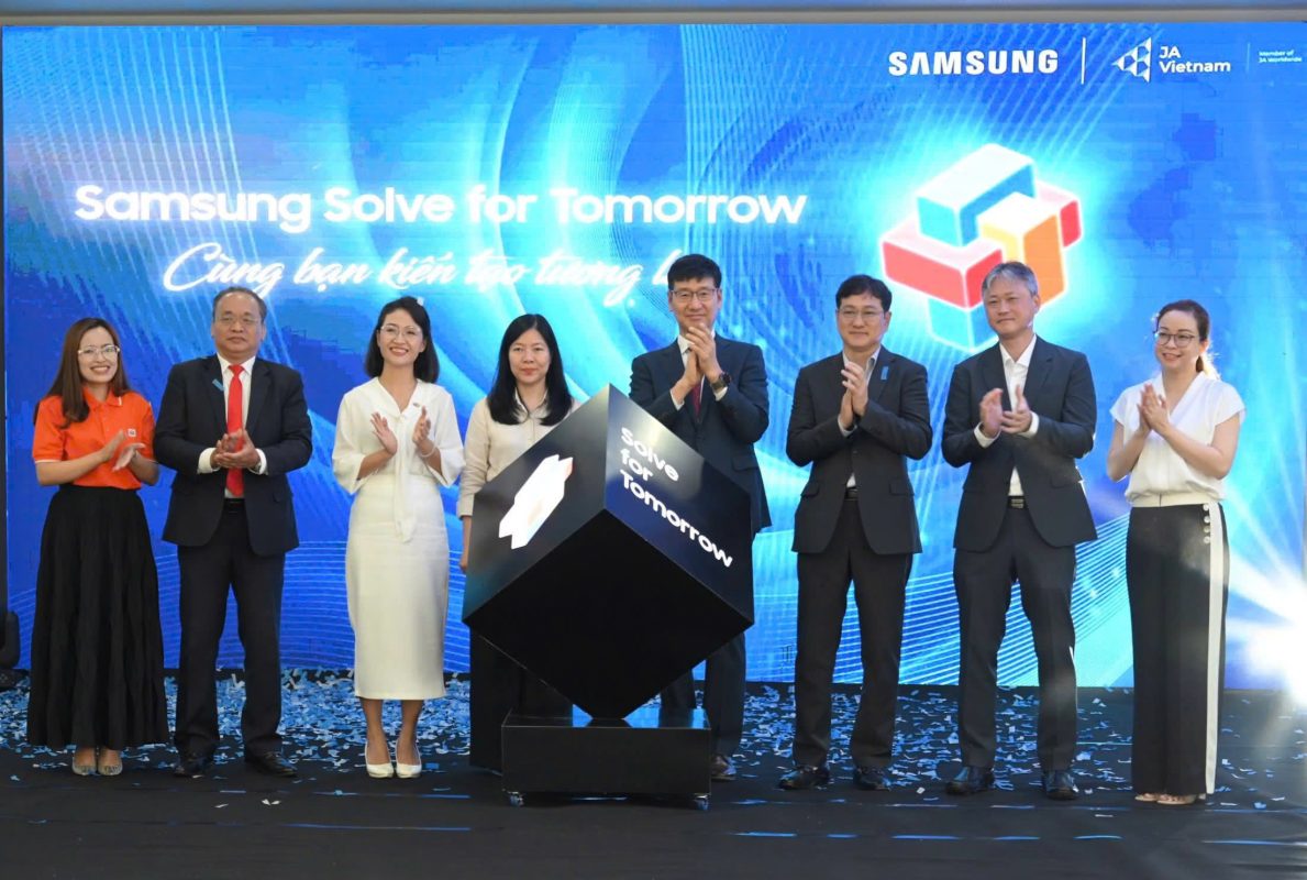 Ngày 21-5, tại Đà Nẵng, Samsung Việt Nam và Tổ chức Tuổi trẻ Thành đạt Việt Nam (JA Việt Nam) khởi động cuộc thi Samsung Solve for Tomorrow 2025 tại khu vực miền Trung. Tham dự chương trình có bà Lê Thị Bích Thuận, Giám đốc Sở Giáo dục và Đào tạo thành phố Đà Nẵng, ông Na Ki Hong – Tổng Giám đốc Samsung Việt Nam, ông Kim Yong Sup – Phó Tổng Giám đốc phụ trách Đối ngoại Samsung Việt Nam.