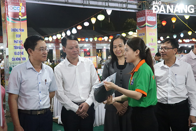 Trưng bày, giới thiệu sản phẩm OCOP, sản phẩm nông nghiệp Quảng Nam - Đà Nẵng năm 2025 do Sở Nông nghiệp và Môi trường Đà Nẵng và Quảng Nam phối hợp tổ chức với hơn 100 gian hàng. Ảnh: TRẦN TRÚC