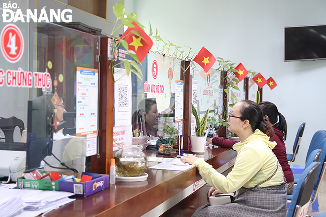 Giao dịch tại bộ phận “Một cửa” phường An Khê. Ảnh: TRỌNG HUY
