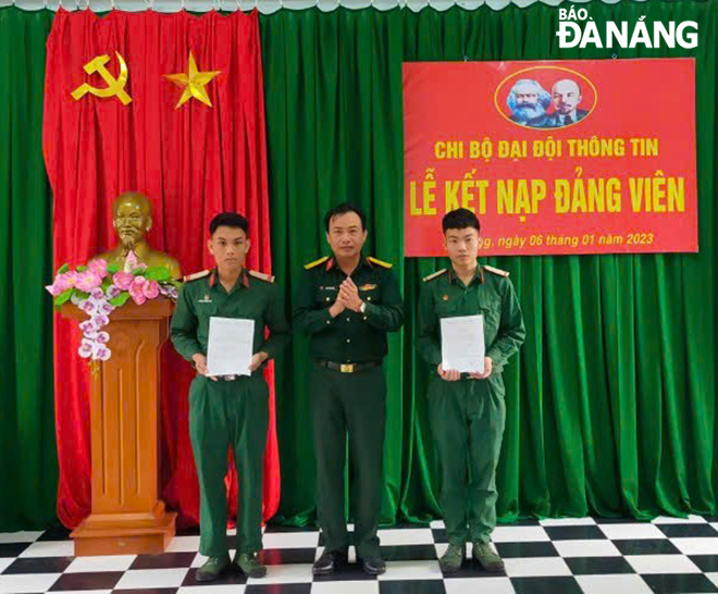 Các đoàn viên tiêu biểu đạt nhiều thành tích xuất sắc của Chi đoàn Đại đội thông tin được vinh dự kết nạp vào Đảng. Ảnh: HỒNG HẠNH