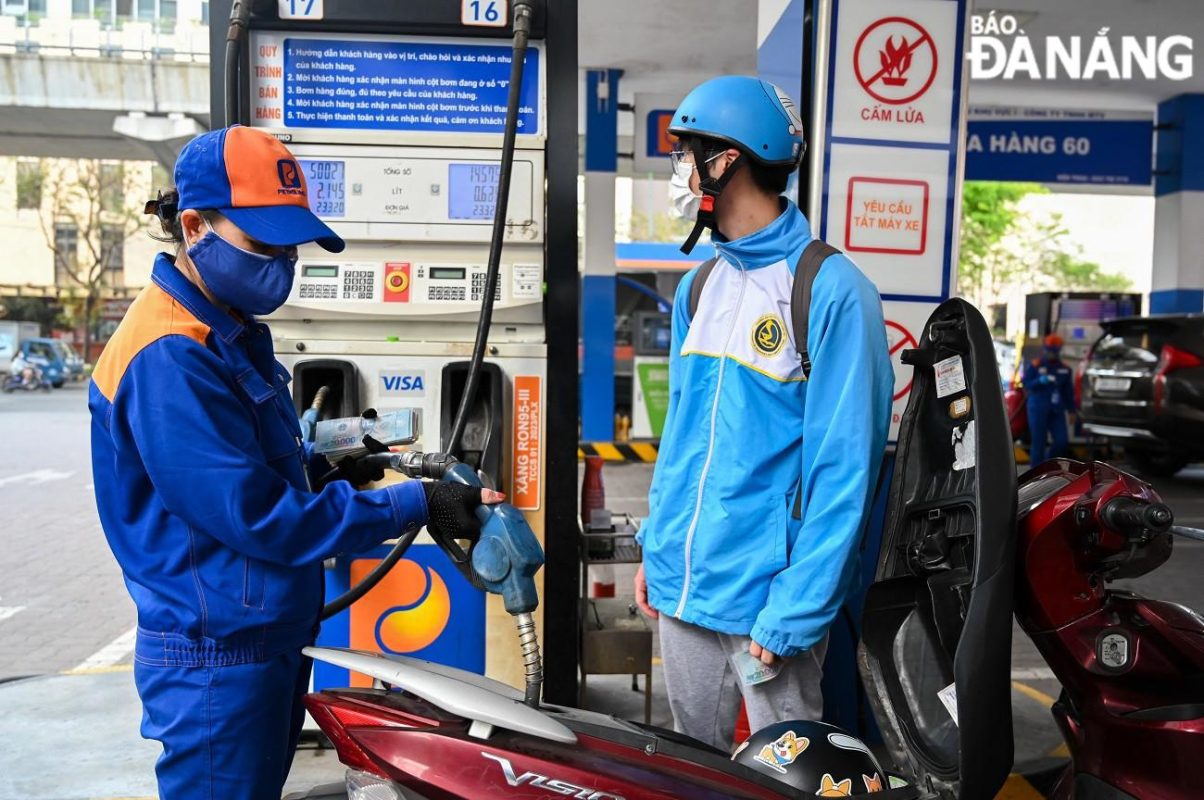 Giá xăng giảm, giá dầu tăng trong phiên điều chỉnh ngày 22-5.