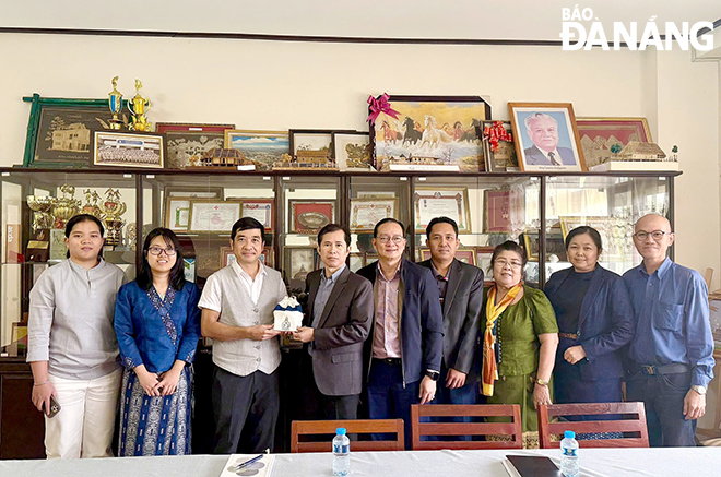 Đại diện Khoa Kiến trúc, Trường Đại học Bách khoa (Đại học Đà Nẵng) thăm và làm việc với đại diện Khoa Kiến trúc, Đại học Quốc gia Lào. Ảnh: Nhà trường cung cấp.