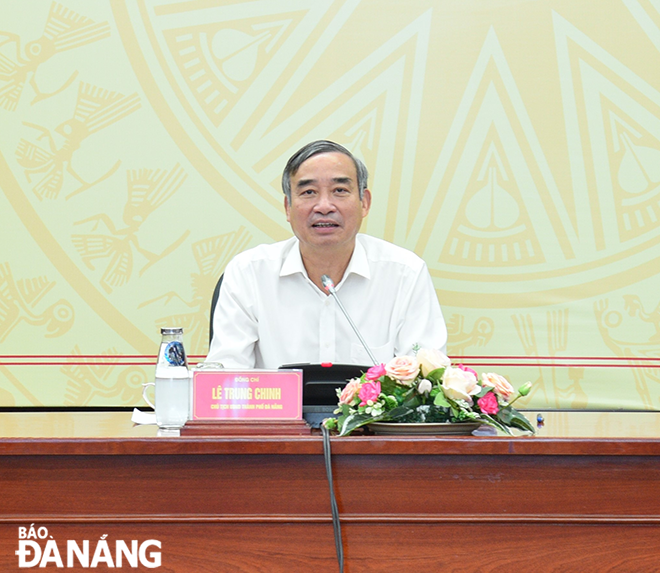 Chủ tịch UBND thành phố Lê Trung Chinh chủ trì phiên họp chuyên đề.  Ảnh: THIÊN AN