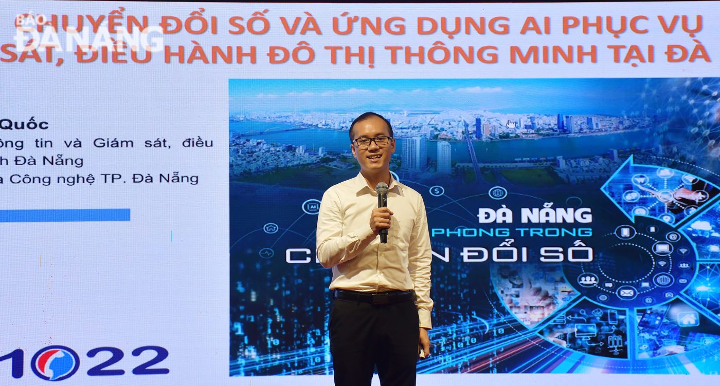 Giám đốc Thông tin và giám sát điều hành thông minh Đà Nẵng Nguyễn Văn Quốc báo cáo tại hội thảo. Ảnh: THÀNH LÂN