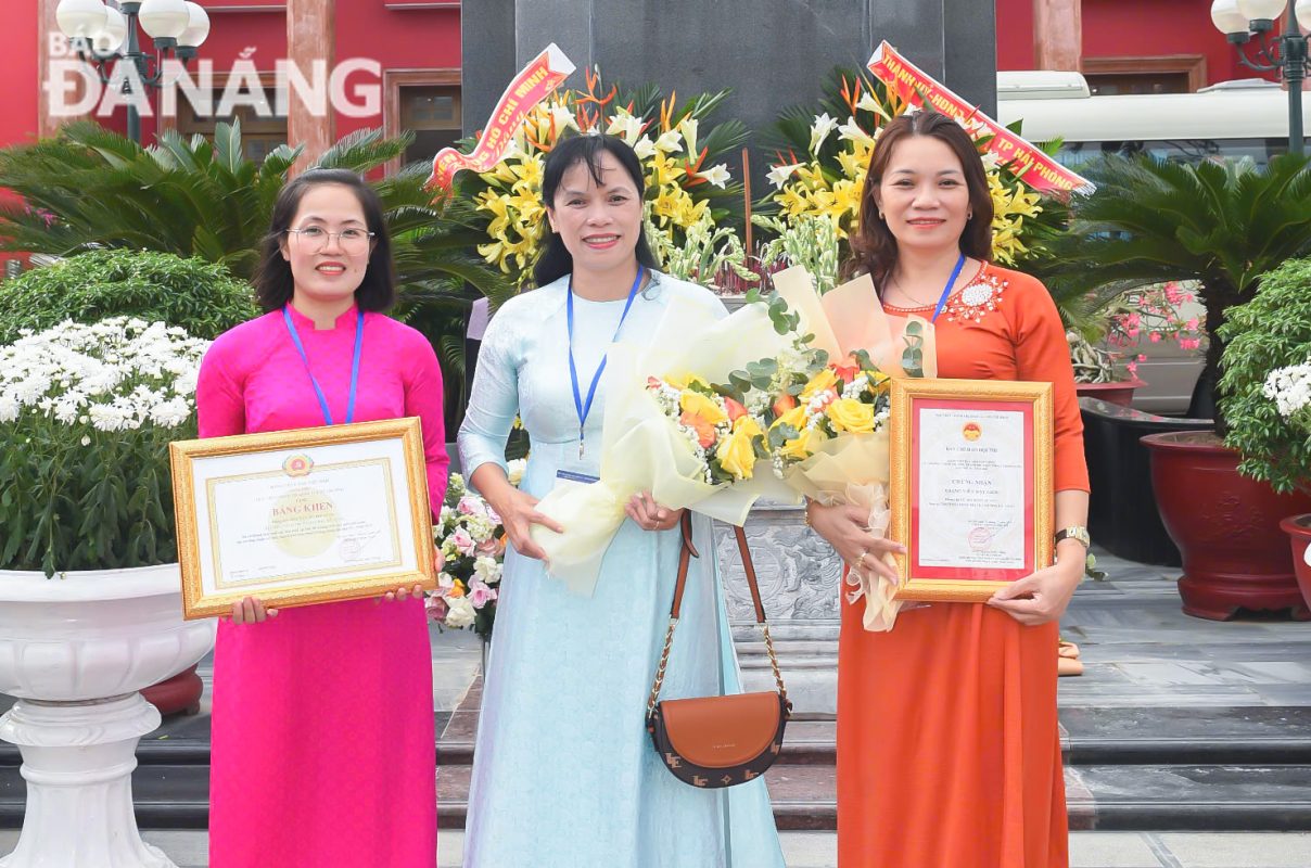Tiến sĩ Nguyễn Nữ Đoàn Vy (bên trái) đạt giải giảng viên dạy xuất sắc; Tiến sĩ Lê Thị Hồng Hương (bên phải) đạt giải giảng viên dạy giỏi.