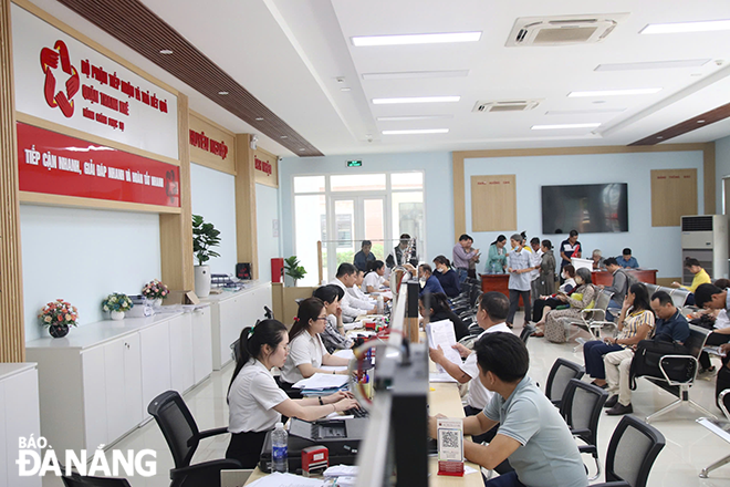 Cần chú trọng việc hình thành đội ngũ người đứng đầu chính quyền cấp cơ sở đáp ứng yêu cầu, nhiệm vụ mới. TRONG ẢNH: Giao dịch tại bộ phận