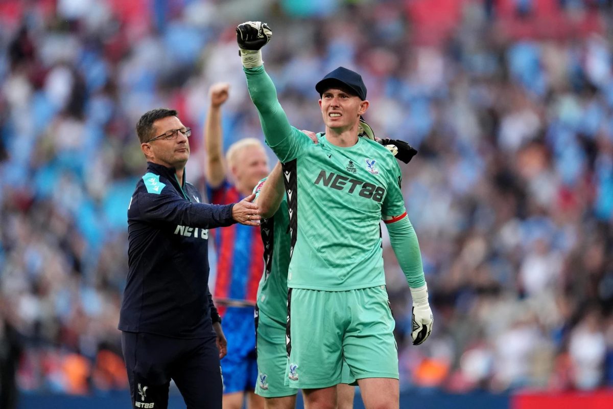 Chức vô địch FA Cup là món quà Dean Henderson dành tặng người cha quá cố. Ảnh: PA