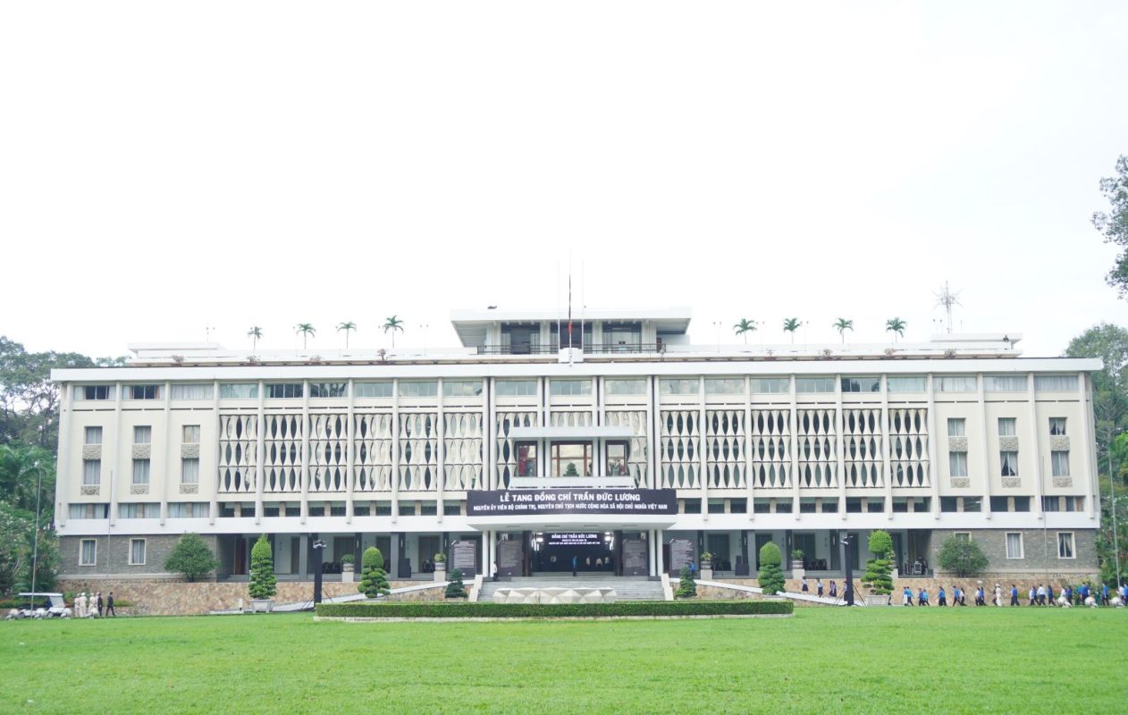 Khoảng 6 giờ sáng, tại Hội trường Thống Nhất, công tác chuẩn bị Lễ viếng nguyên Chủ tịch nước Trần Đức Lương đã hoàn tất.