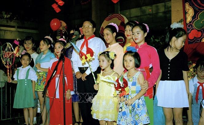 Chủ tịch nước Trần Đức Lương vui tết Trung thu với thiếu nhi Thủ đô (23/9/1999). Ảnh: Đình Trân/TTXVN