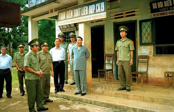 Chủ tịch nước Trần Đức Lương thăm trạm kiểm soát liên hợp CK19 huyện Đức Cơ (Gia Lai) trên tuyến biên giới Việt Nam - Campuchia (1999). Ảnh: Trọng Nghiệp/TTXVN
