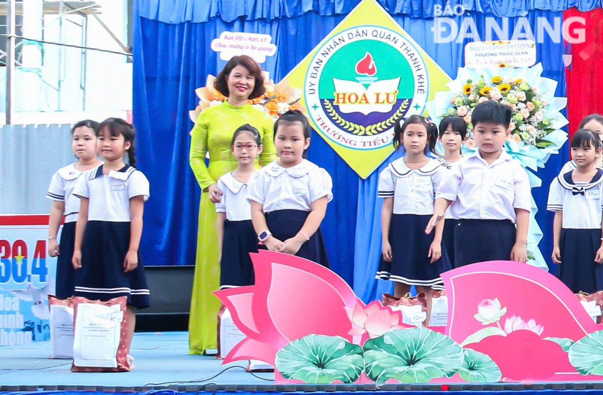 Các em học sinh nhận quà từ mạnh thường quân