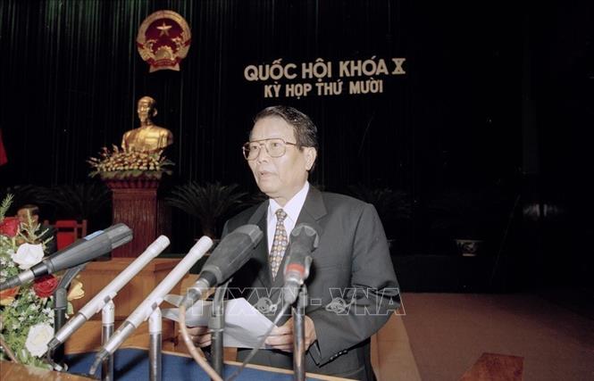 Chủ tịch nước Trần Đức Lương đọc Tờ trình về việc đề nghị Quốc hội phê chuẩn Hiệp định thương mại Việt Nam - Hoa Kỳ, tại Kỳ họp thứ mười, Quốc hội khóa X, ngày 23/11/2001. Ảnh: Nhan Sáng/TTXVN