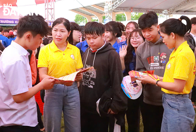 Tư vấn hướng nghiệp cho học sinh tại một trường THPT trên địa bàn thành phố Đà Nẵng.