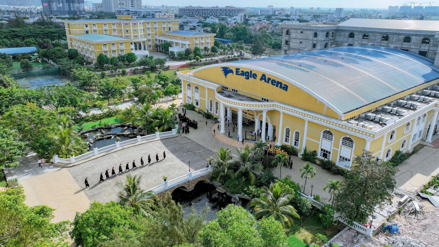 Buổi lễ được tổ chức trang trọng theo phong cách chuẩn Hoa Kỳ.
