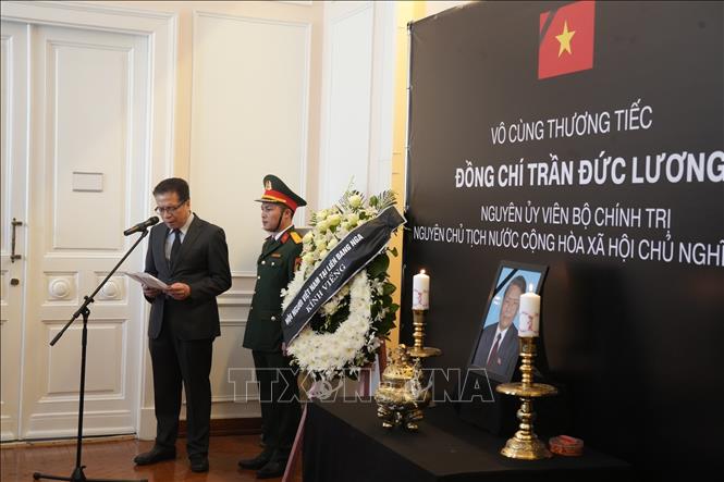 Đại sứ Việt Nam tại LB Nga Đặng Minh Khôi đọc điếu văn bày tỏ tiếc thương đối với nguyên Chủ tịch nước Trần Đức Lương. Ảnh: Quang Vinh/PV TTXVN tại LB Nga