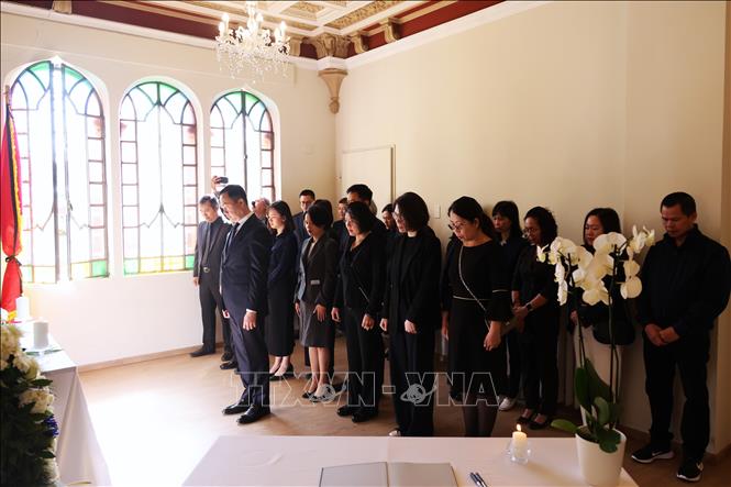 Cán bộ, nhân viên Đại sứ quán Việt Nam, Cơ quan Thương vụ và Cơ quan thường trú TTXVN tại Italy dành phút mặc niệm tưởng nhớ nguyên Chủ tịch nước Trần Đức Lương. Ảnh: Trường Dụy/TTXVN
