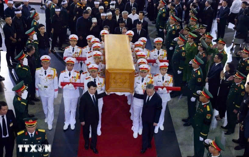 Các đồng chí lãnh đạo Đảng, Nhà nước chuyển linh cữu nguyên Chủ tịch nước Trần Đức Lương. (Ảnh: TTXVN)