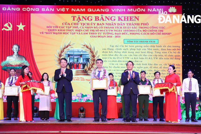 Chi bộ 9 Tân Hòa, Đảng bộ phường An Khê nhận bằng khen của UBND thành phố vì có thành tích xuất sắc trong 10 năm triển khai thực hiện Chỉ thị số 05-CT/TW. Ảnh: BẢO LÊ