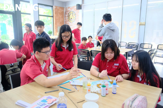 Học sinh trải nghiệm màu vẽ thực vật BINKS tại Không gian sáng chế Viện Nghiên cứu và Đào tạo Việt - Anh,  Đại học Đà Nẵng. Ảnh: P.V