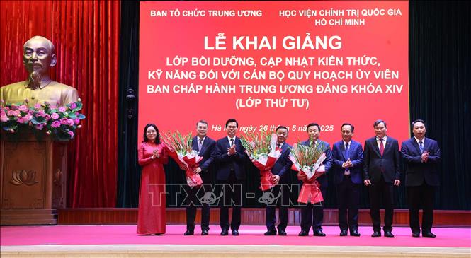 Ban Tổ chức lớp học tặng hoa các đồng chí Lãnh đạo Đảng, Nhà nước. Ảnh: Văn Điệp/TTXVN