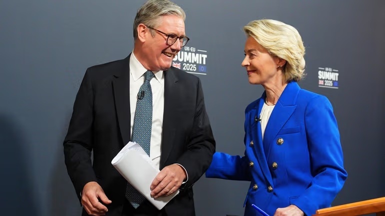 Thủ tướng Anh Keir Starmer (bên trái) và Chủ tịch Ủy ban châu Âu Ursula von der Leyen dự họp báo tại hội nghị thượng đỉnh Anh-EU ngày 19-5 tại London. Ảnh: AP