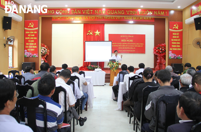Quận ủy Cẩm Lệ tổ chức hội nghị tập huấn cài đặt hướng dẫn sử dụng, khai thác, vận hành phần mềm Sổ tay đảng viên điện tử tại phường Hòa An. Ảnh: T.PHƯƠNG