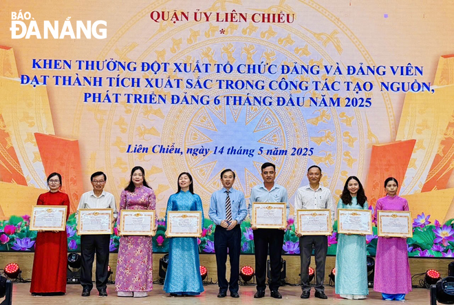 Quận ủy Liên Chiểu khen thưởng các cá nhân, tập thể có thành tích xuất sắc trong công tác tạo nguồn, phát triển đảng viên 6 tháng đầu năm 2025. Ảnh: HOÀNG NHUNG
