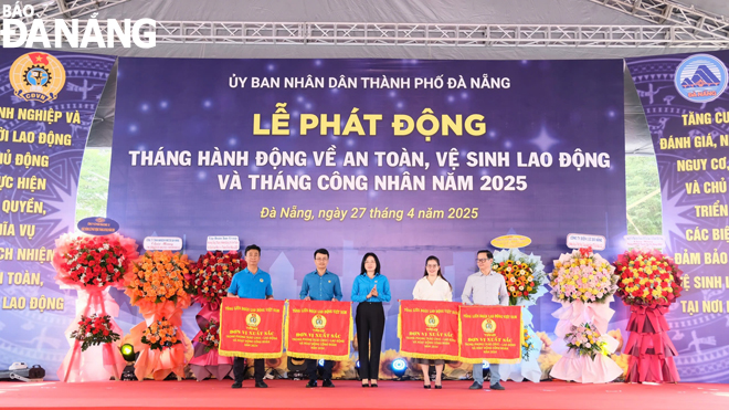Chủ tịch Liên đoàn Lao động thành phố Phan Thị Thúy Linh (giữa) trao cờ thi đua của Tổng Liên đoàn Lao động Việt Nam cho 4 tập thể có thành tích xuất sắc trong phong trào thi đua lao động giỏi và xây dựng tổ chức Công đoàn vững mạnh năm 2024. Ảnh: TRÀ VÂN