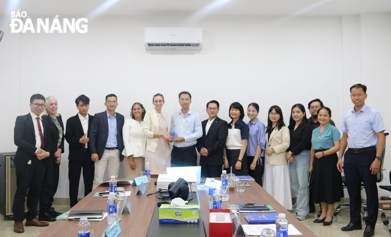 Trung tâm Hỗ trợ khởi nghiệp đổi mới sáng tạo Đà Nẵng tiếp và làm việc với Cộng đồng mạng lưới 20/20 trong sáng 28-5.
