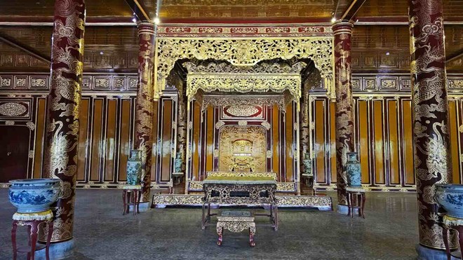 Ngai vàng phục chế được trưng bày ở lầu Ngũ Phụng đã được đưa vào thay thế cho ngai vàng - bảo vật quốc gia bị xâm hại ở điện Thái Hoà. Ảnh: Phúc Đạt.