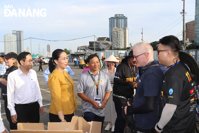 Phó Chủ tịch UBND thành phố Nguyễn Thị Anh Thi (thứ 2, bên trái sang) kiểm tra công tác chuẩn bị cho Lễ hội pháo hoa quốc tế Đà Nẵng 2025. Ảnh: NGỌC HÀ