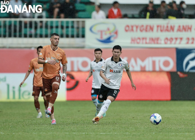 SHB Đà Nẵng (áo trắng) vẫn có quyền tự quyết, ít nhất là tấm vé đá play-off trụ hạng nếu thắng hai lượt trận cuối. Ảnh: PHI NÔNG