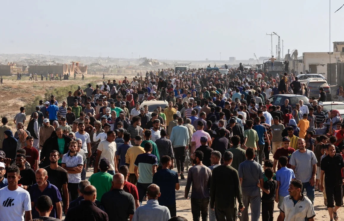 Người dân Palestine tụ tập gần một địa điểm phân phối viện trợ của GHF tại Rafah, Gaza, ngày 27-5.Ảnh: Hatem Khaled/Reuters