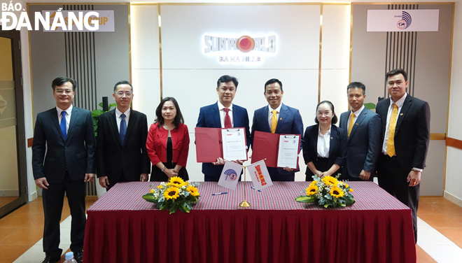 Các trường tăng cường hợp tác với doanh nghiệp, góp phần tạo ra nguồn nhân lực chất lượng cao. Trong ảnh: Trường Đại học Ngoại ngữ (Đại học Đà Nẵng) ký kết hợp tác với Sun World Bà Nà Hills.Ảnh: NHẬT HẠ