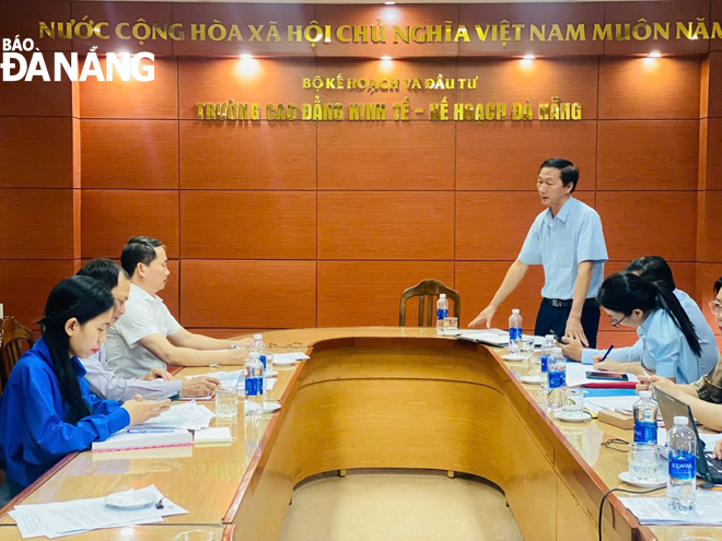 Đoàn giám sát của Ủy ban Kiểm tra Quận ủy Liên Chiểu giám sát việc lãnh đạo, chỉ đạo xây dựng và tổ chức thực hiện quy chế làm việc của cấp ủy, ủy ban kiểm tra nhiệm kỳ 2020-2025 và các kết luận, chỉ thị của Trung ương, Thành ủy đối với Đảng ủy Trường Cao đẳng Kinh tế - Kế hoạch  Đà Nẵng. Ảnh: P.V