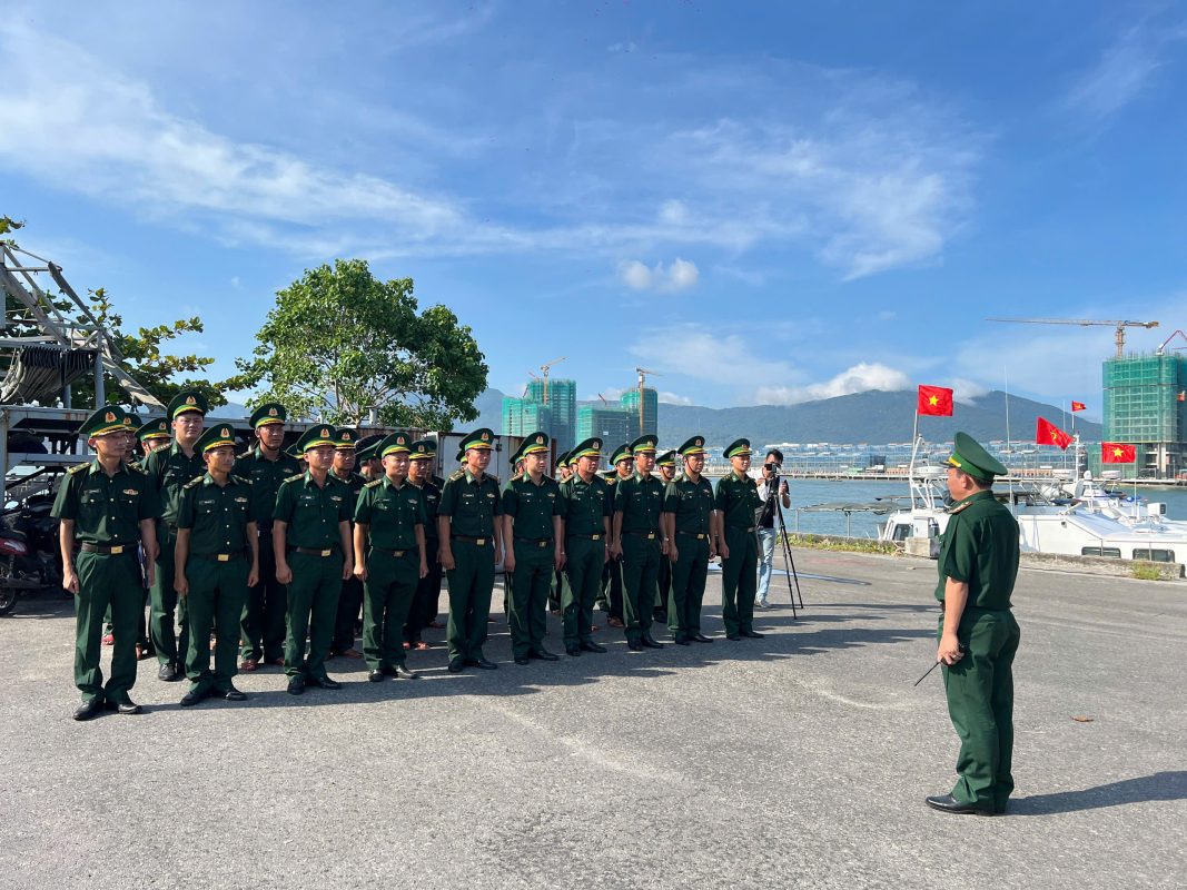 Bộ đội Biên phòng thành phố tổng duyệt phương án bảo đảm an ninh trật tự, phục vụ Lễ hội Pháo hoa quốc tế 2025. Ảnh: BÁ VĨNH